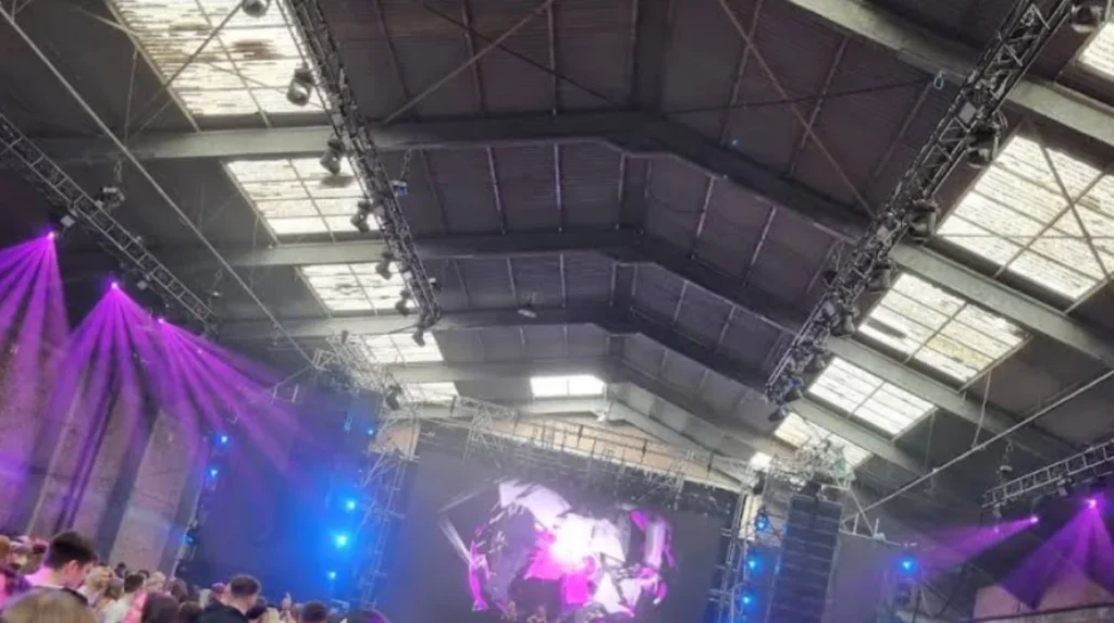 What Features Define the Circus Liverpool Aintree Production
