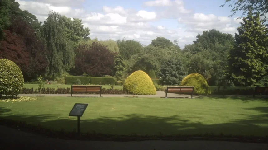 Woolton Woods Liverpool: Walks, Views and Hidden Corners 1 Woolton Woods Liverpool Walks, Views and Hidden Corners